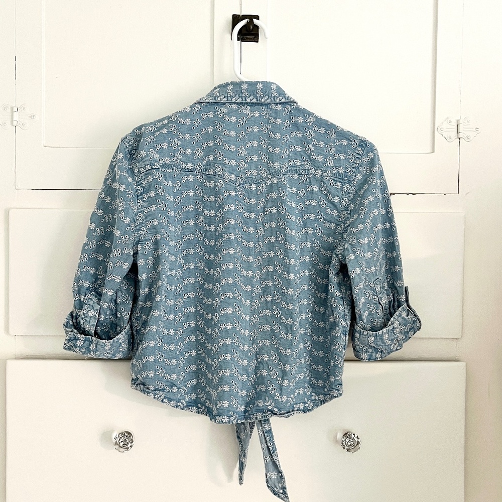 Guess Chambray Eyelet Tie Front Shirt Blue Western Floral Embroidered Top M - Picture 4 of 7
